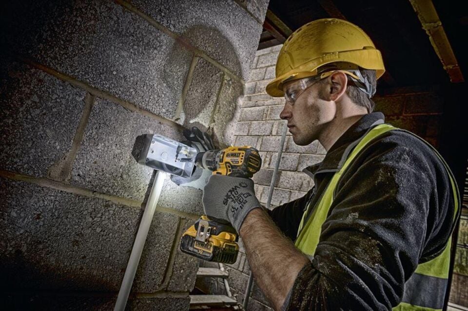 Dewalt DCD796D2 Darbeli Vidalama Matkabı Şarjlı 18 Volt 2.0Ah 70Nm Tork