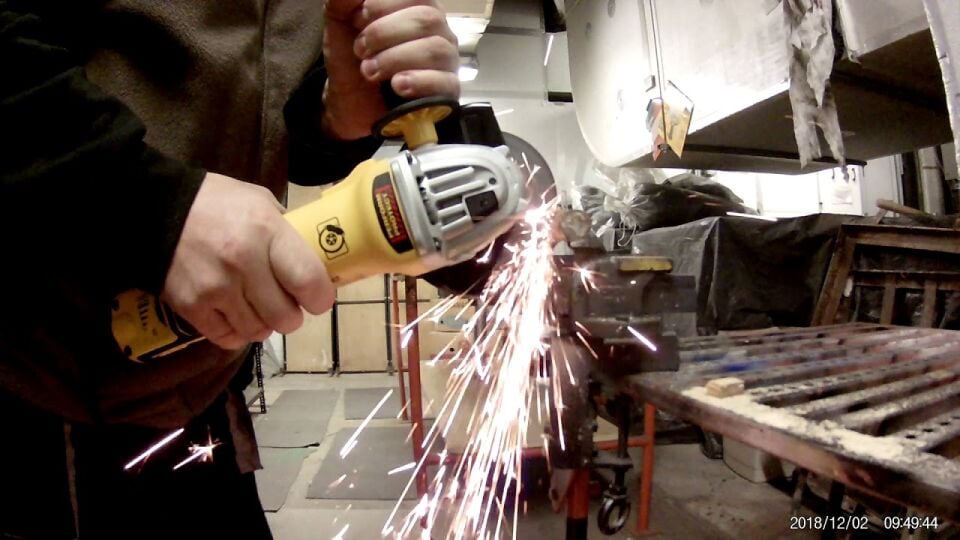 Dewalt DWE4357 Devir Ayarlı Avuç Taşlama Makinesi 1700 Watt 125mm